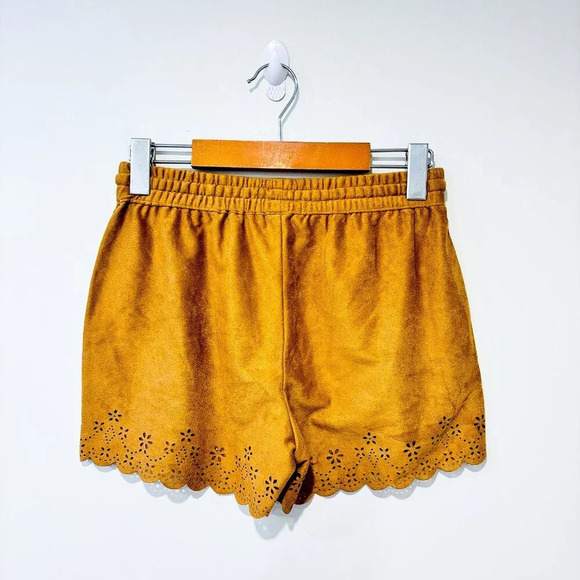 GARAGE Scalloped faux suede taupe shorts - Picture 2 of 7